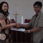 Sesi penandatanganan kontrak beasiswa oleh Dr. R. Maryatmo, M.A. dengan Patricia Paramitha Suci