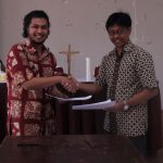 Sesi penandatanganan kontrak beasiswa oleh Dr. R. Maryatmo, M.A. dengan Adi Ageng Wahyu Pradana
