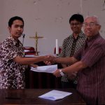 Sesi penandatanganan kontrak beasiswa oleh Dr. R. Maryatmo, M.A. dengan Wahyu Candra Buana